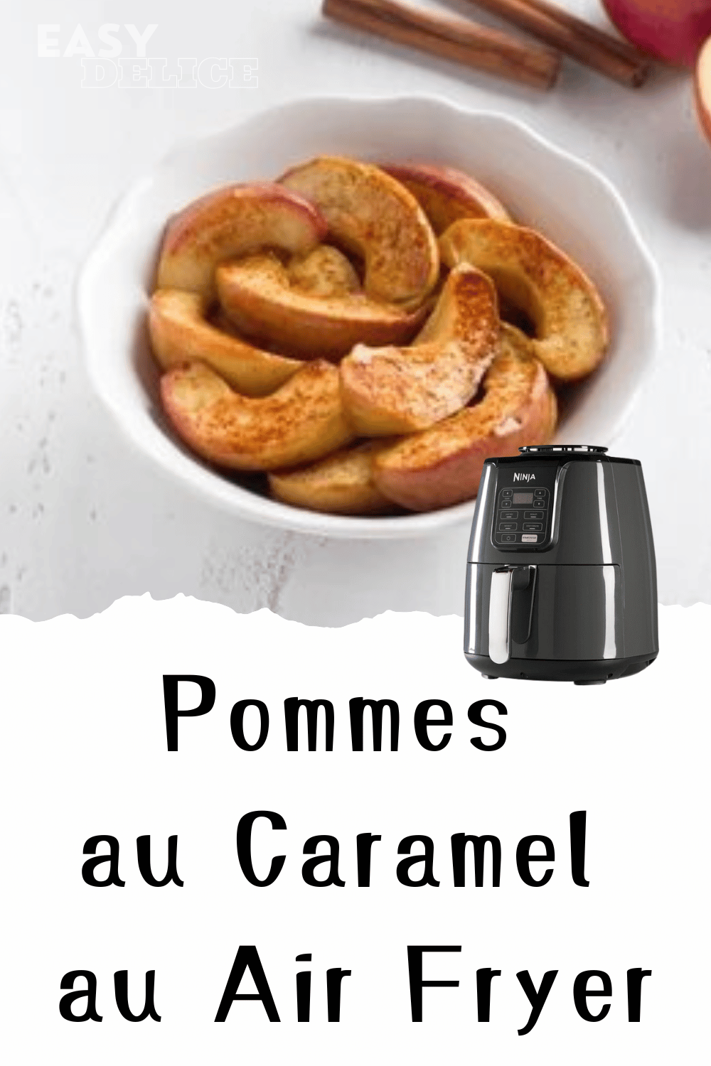 Pommes au caramel dorées et brillantes, servies avec une touche de crème chantilly.