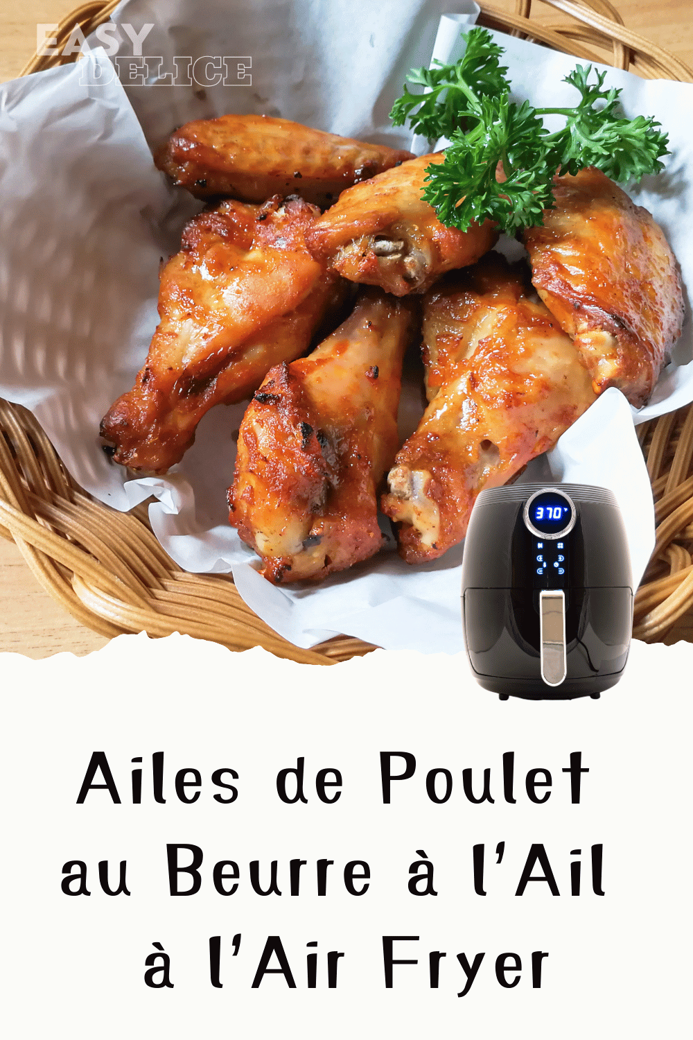 Ailes de poulet dorées et croustillantes enrobées de beurre à l’ail, servies avec persil frais.