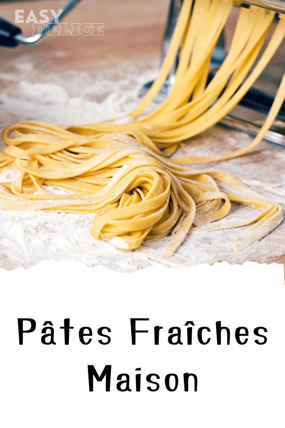 Pâtes fraîches maison étalées sur une table, prêtes à être cuites.