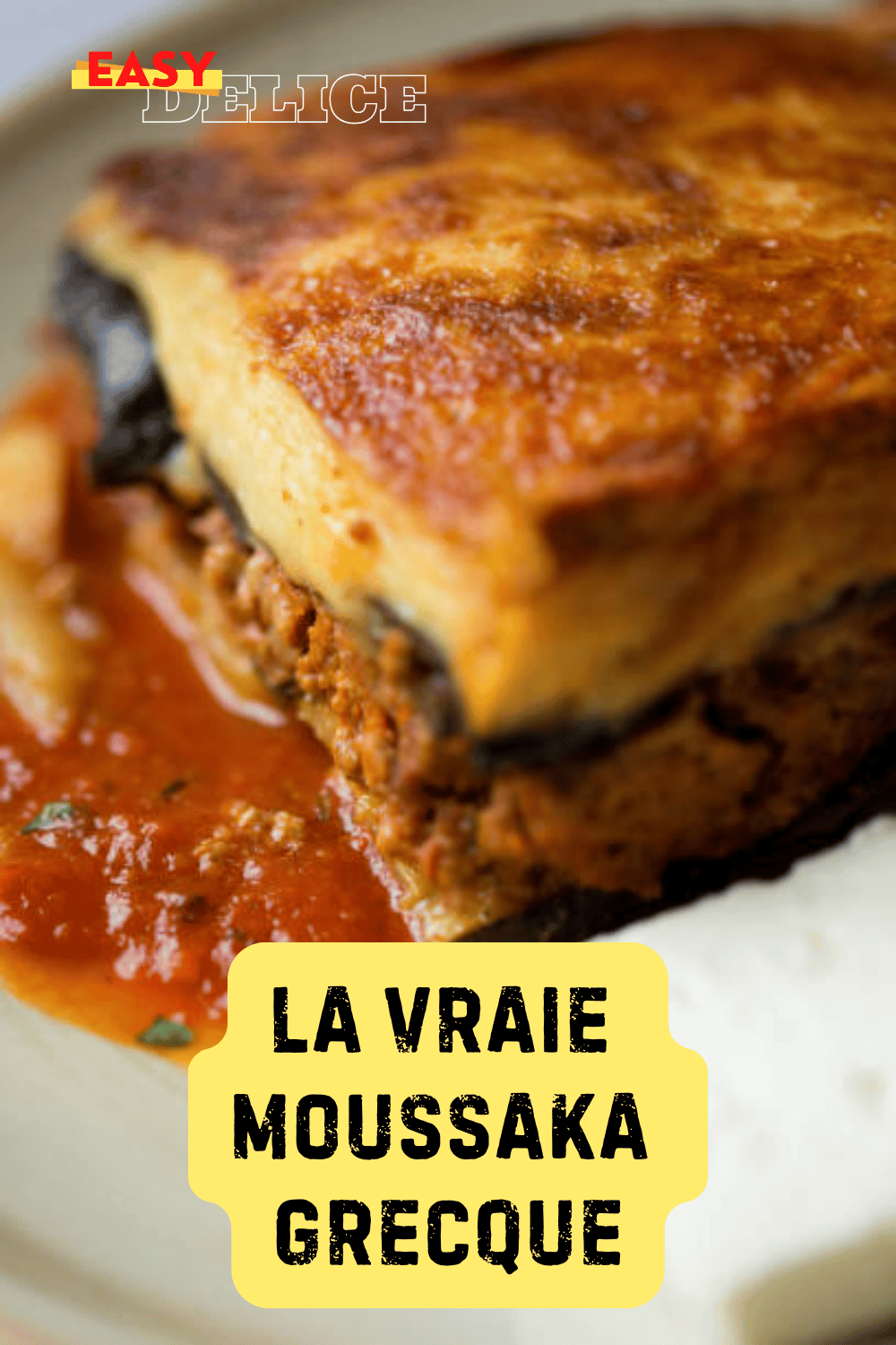  Moussaka grecque traditionnelle, dorée et servie en parts généreuses dans une assiette.