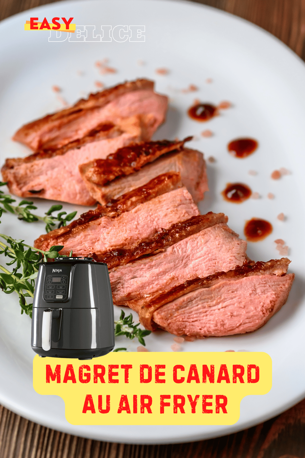 Magret de canard doré et juteux, tranché et servi avec des légumes grillés.