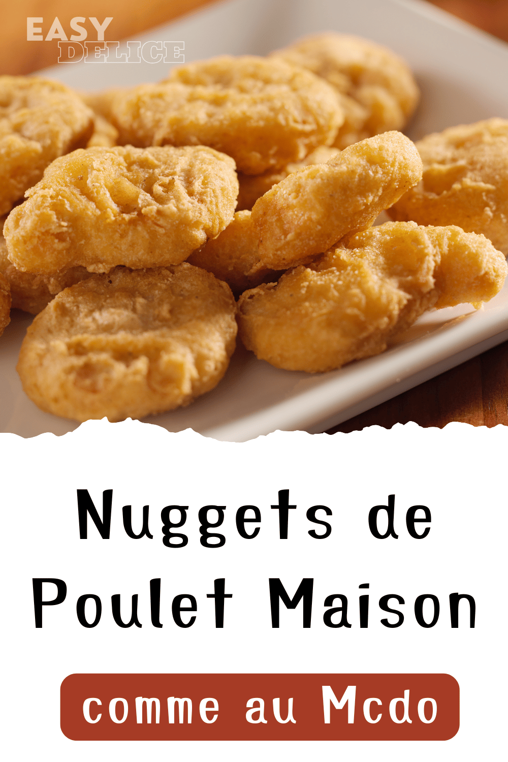 Nuggets de poulet maison dorés et croustillants, accompagnés de sauce barbecue et de salade.