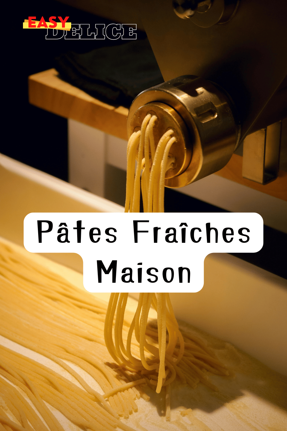 Pâtes fraîches maison étalées sur une table, prêtes à être cuites.