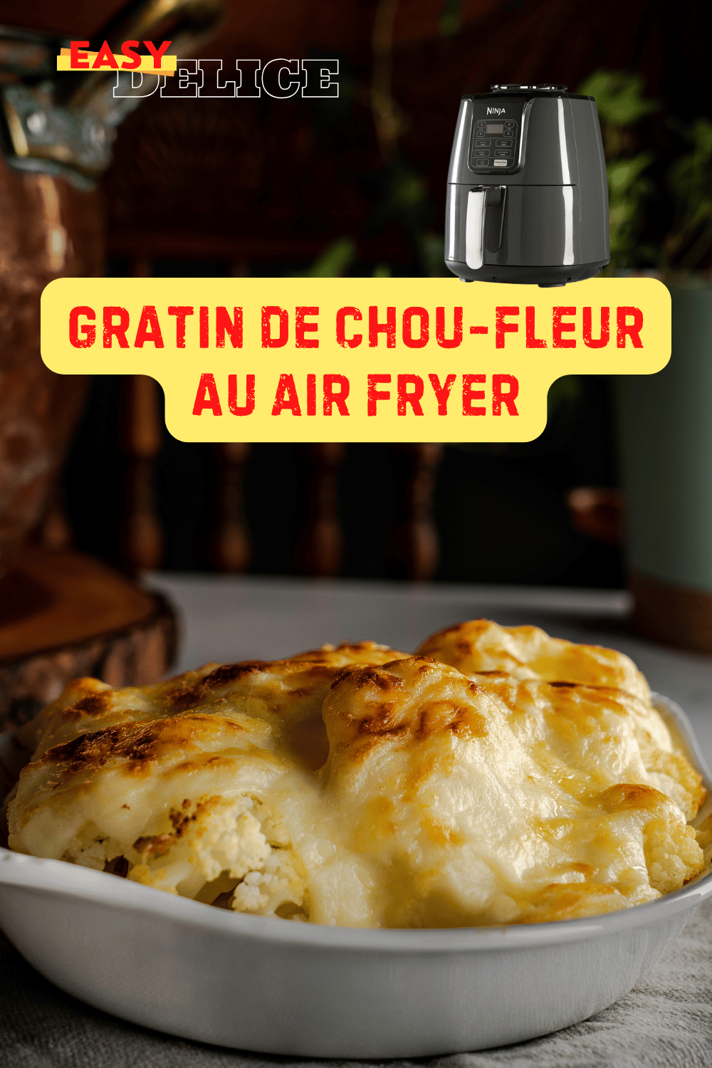 Gratin de chou-fleur doré, servi dans un plat gratiné avec une belle croûte au fromage.