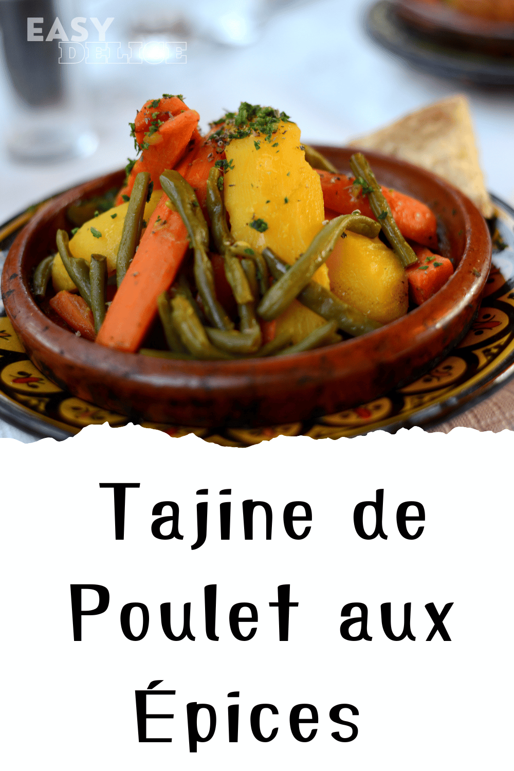 Tajine de poulet aux épices avec légumes et olives, servi dans un plat en terre cuite.

