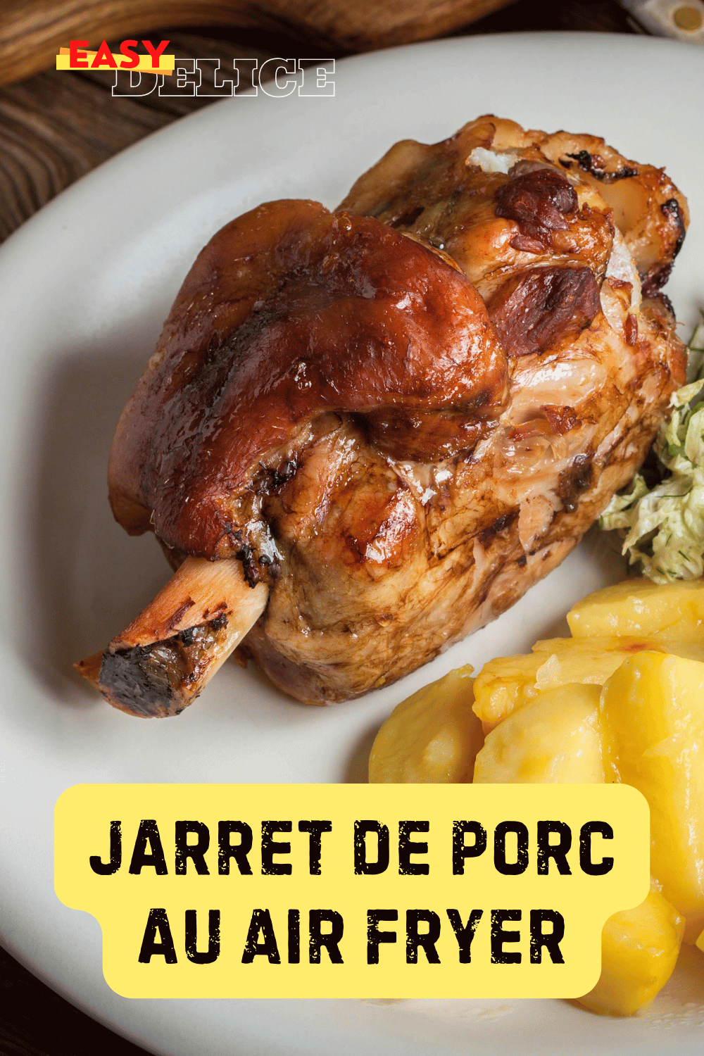 Jarret de porc rôti au Air Fryer, doré et servi avec des légumes grillés.