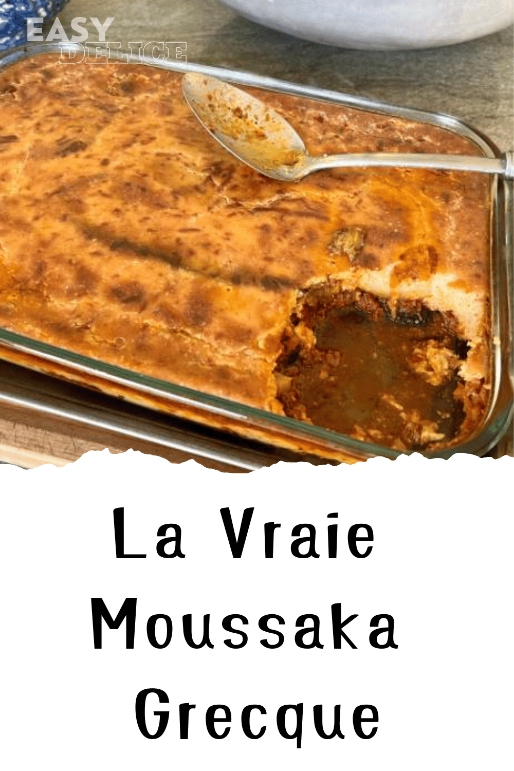  Moussaka grecque traditionnelle, dorée et servie en parts généreuses dans une assiette.