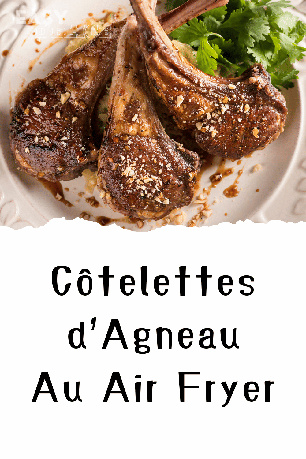 Côtelettes d’agneau grillées et dorées, servies avec des légumes colorés.