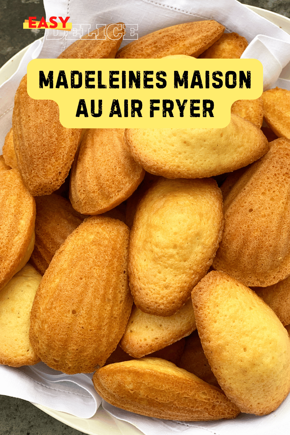 Madeleines dorées et moelleuses, fraîchement sorties de l'Air Fryer, servies dans une assiette.