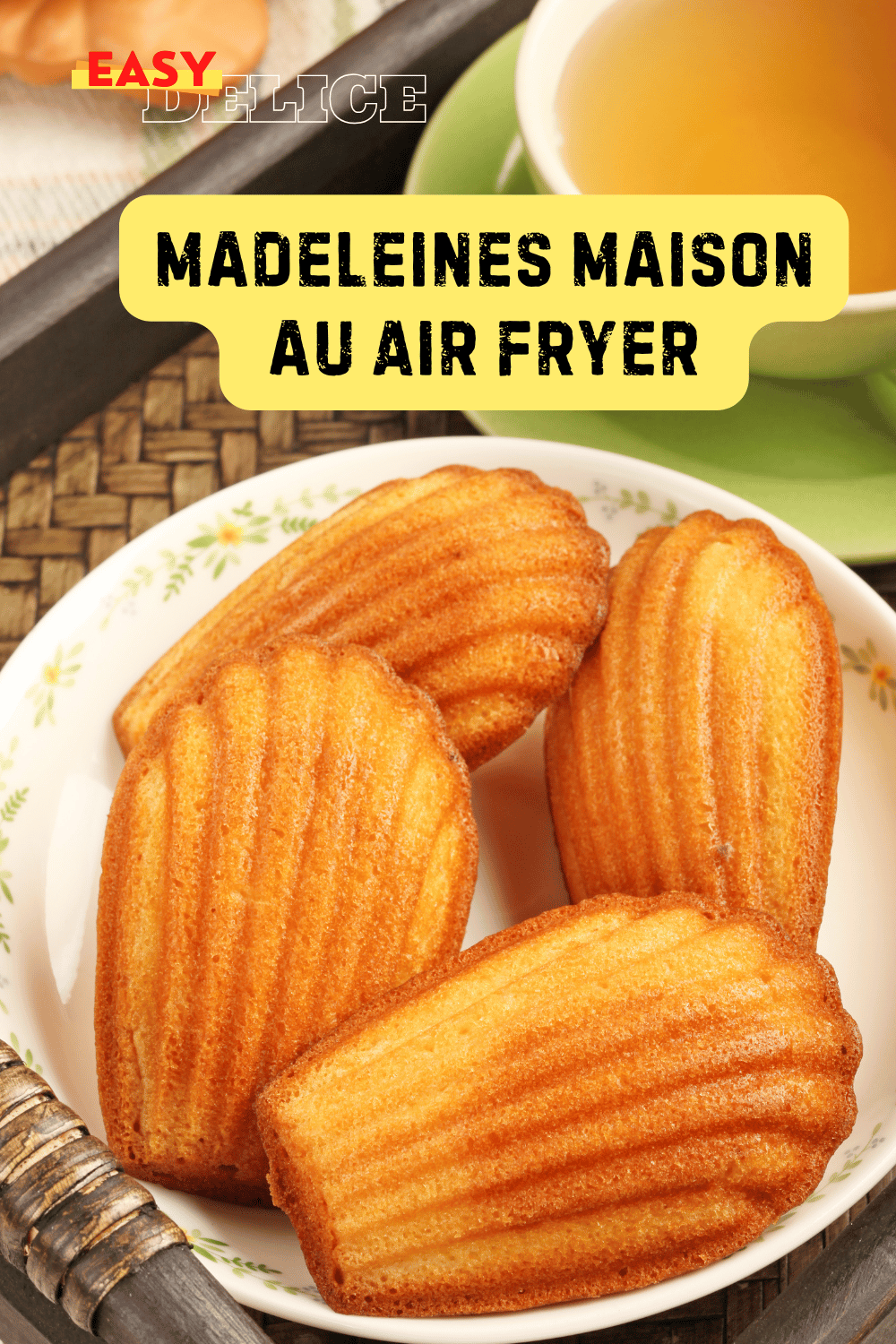 Madeleines dorées et moelleuses, fraîchement sorties de l'Air Fryer, servies dans une assiette.