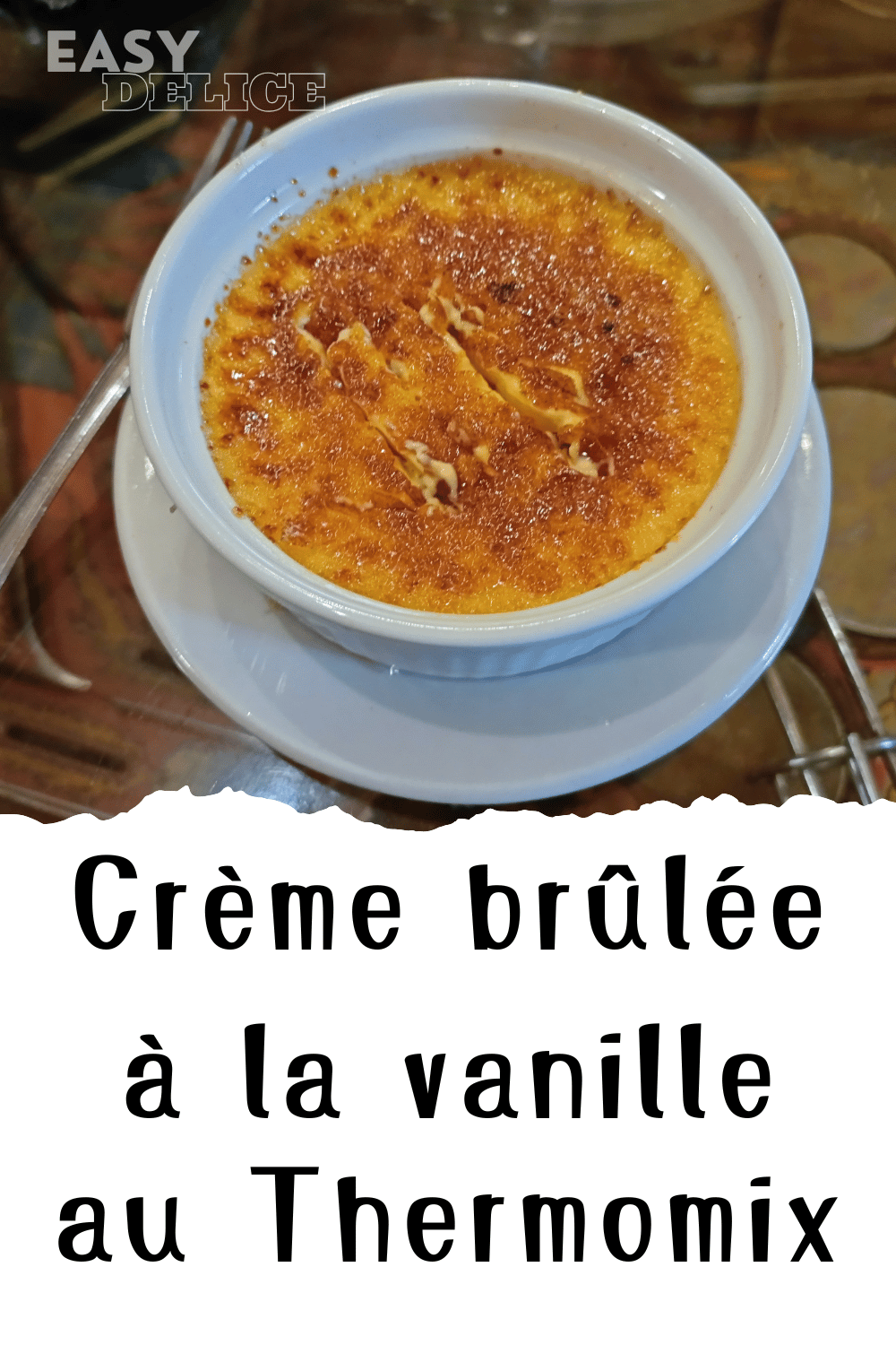 Crème brûlée à la vanille, dorée avec une croûte caramélisée, préparée au Thermomix.