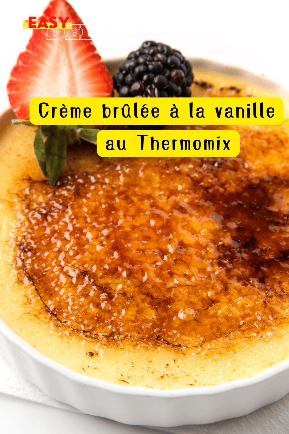 Crème brûlée à la vanille, dorée avec une croûte caramélisée, préparée au Thermomix.