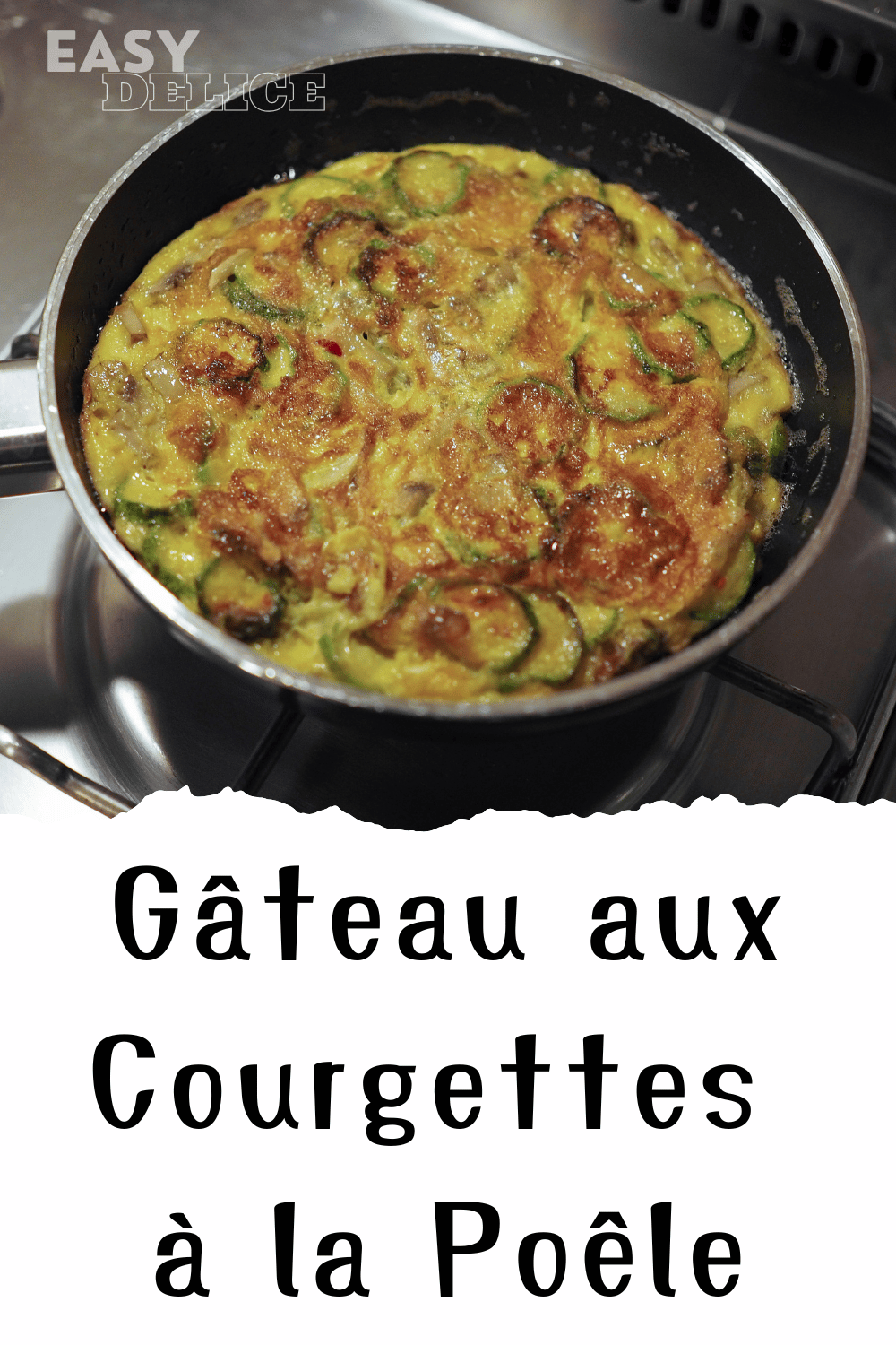 Gâteau moelleux aux courgettes doré, cuit à la poêle et servi sur une assiette