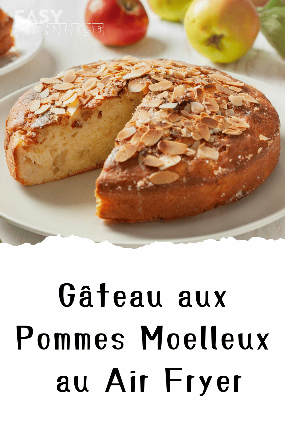 Gâteau aux pommes moelleux, légèrement doré, servi avec une tranche coupée sur une assiette.