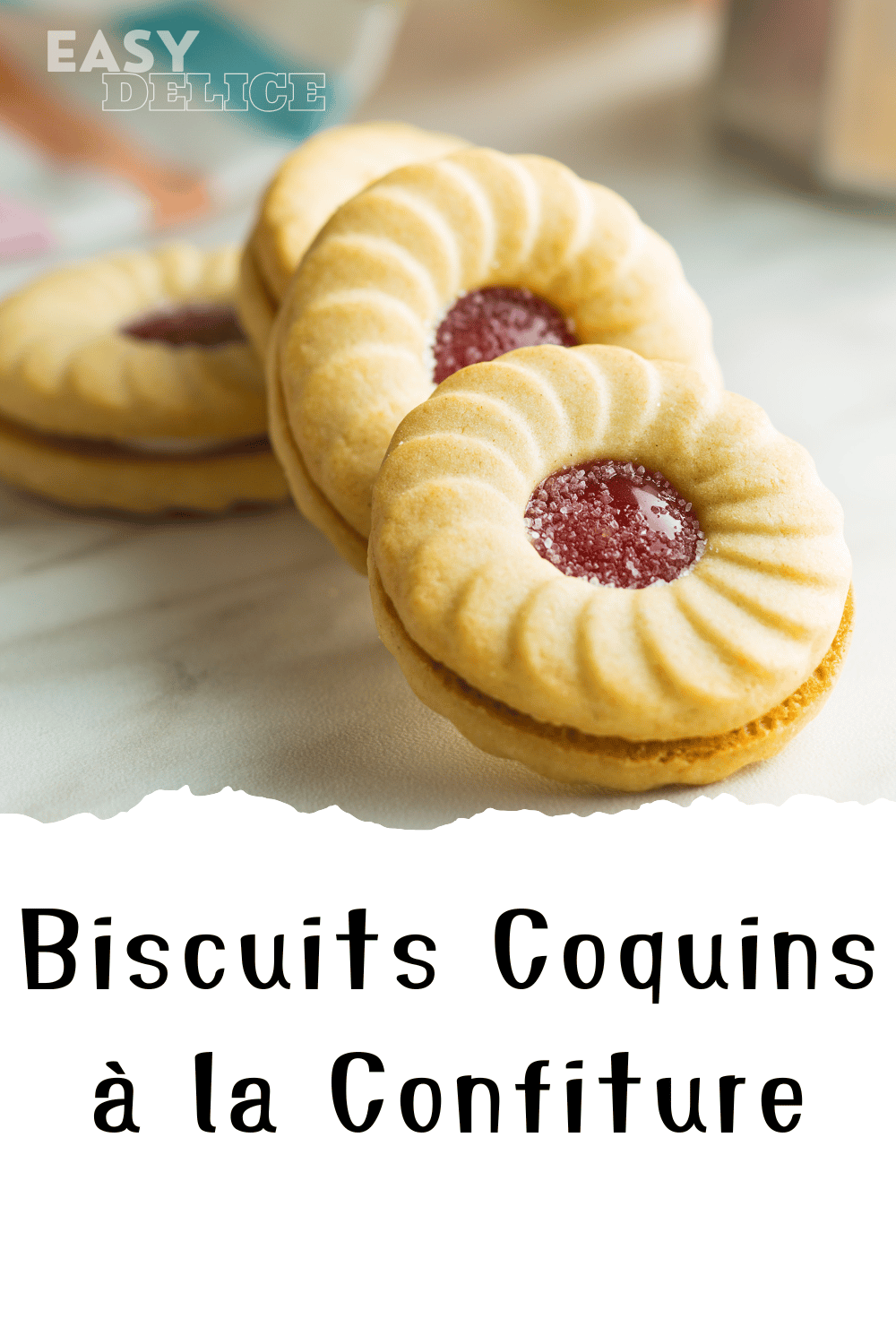 Biscuits coquins à la confiture, saupoudrés de sucre glace et remplis de confiture.