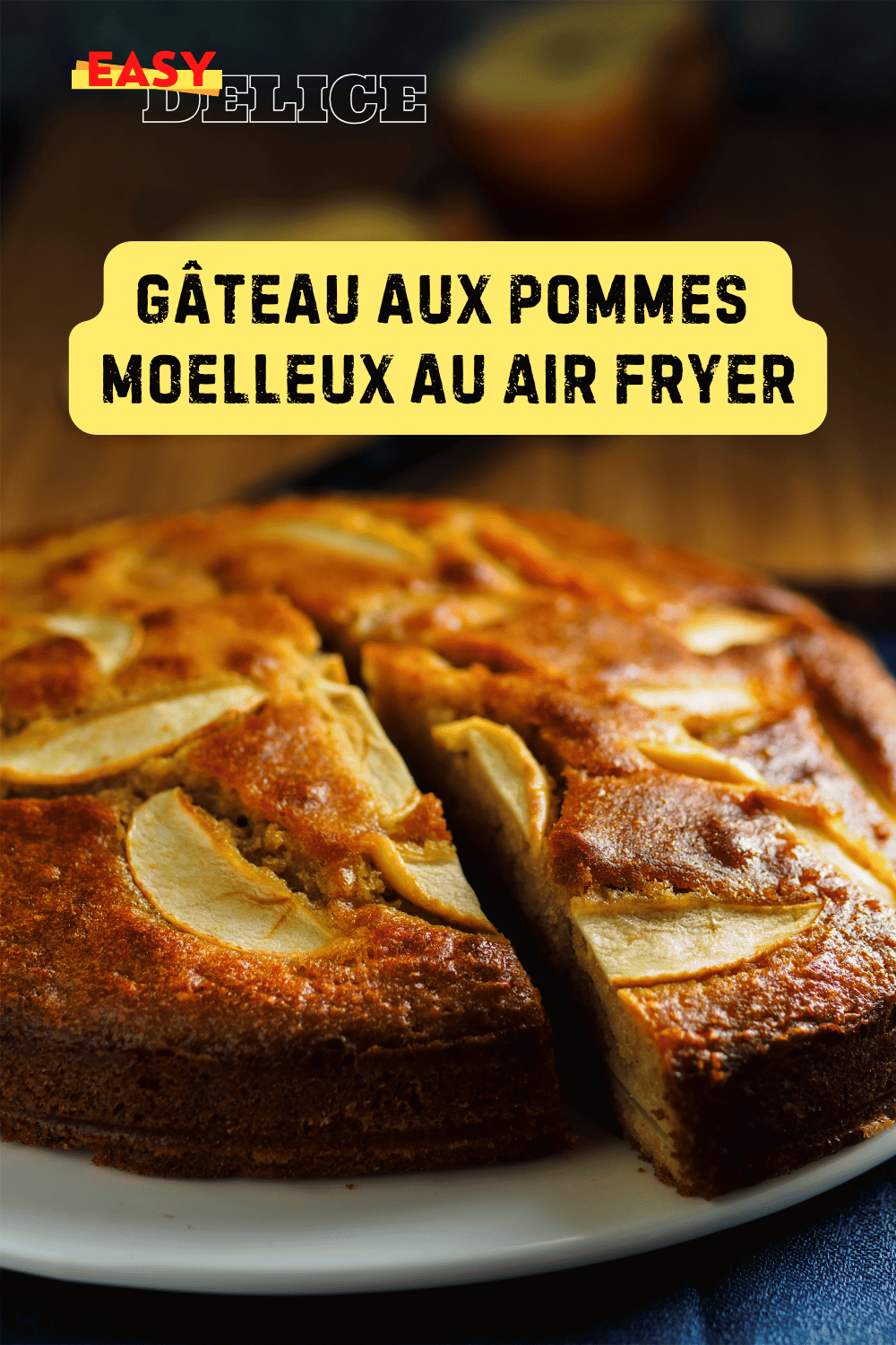 Gâteau aux pommes moelleux, légèrement doré, servi avec une tranche coupée sur une assiette.