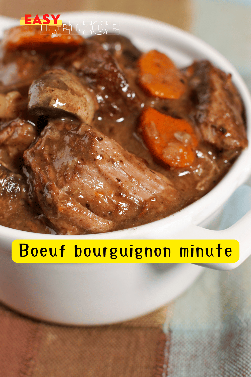 Plat de bœuf bourguignon avec morceaux de bœuf, carottes, champignons et persil