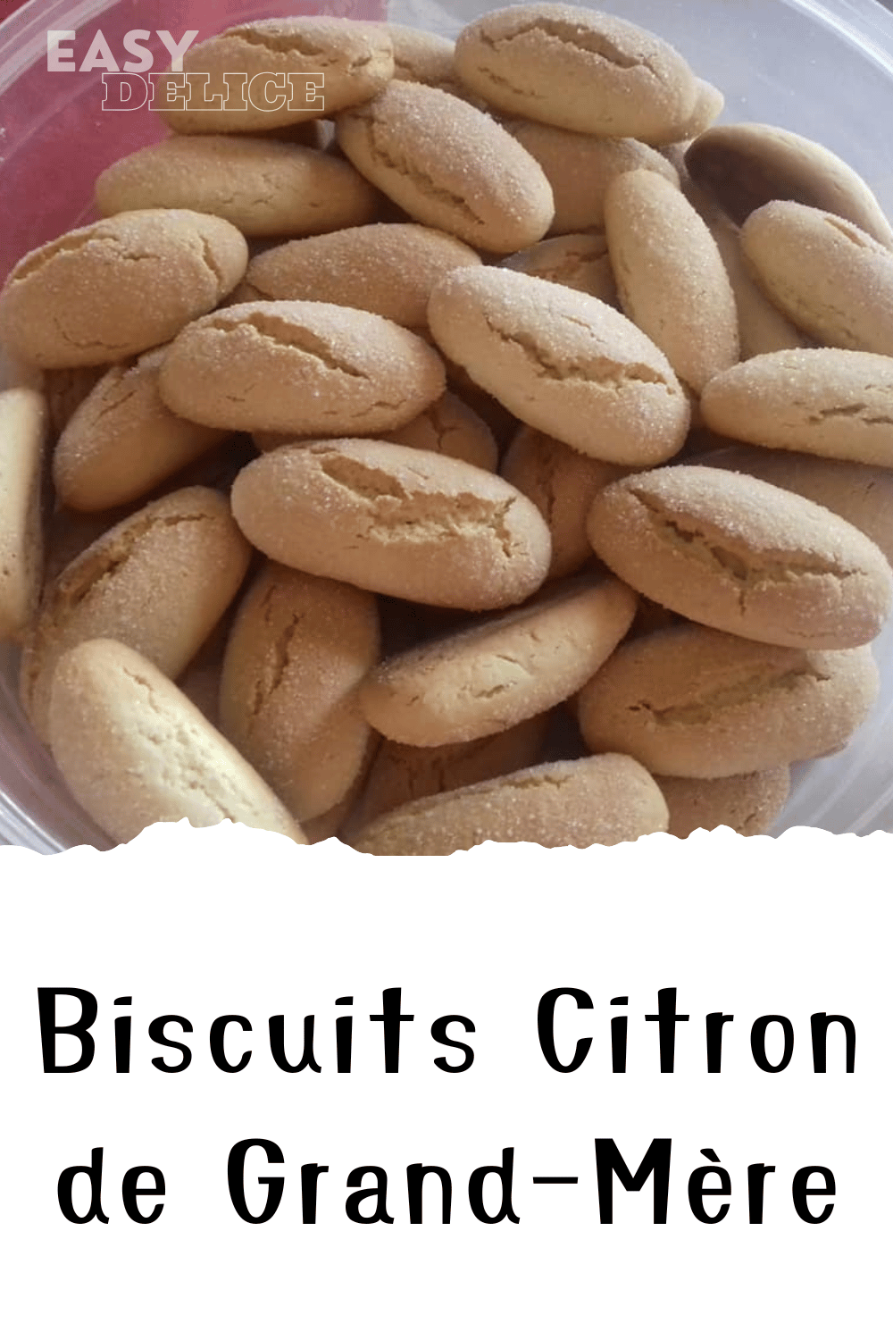 Biscuits au citron dorés, saupoudrés de sucre glace, prêts à être dégustés.