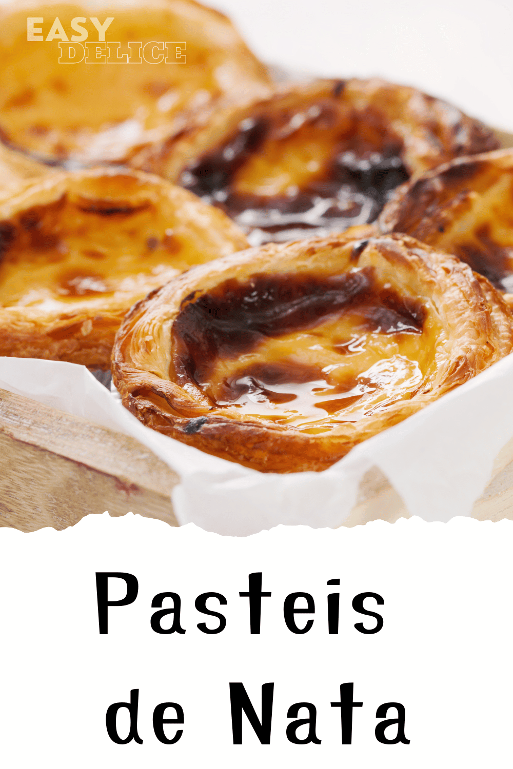 Pasteis de nata dorés et crémeux avec une touche de cannelle, prêts à être dégustés