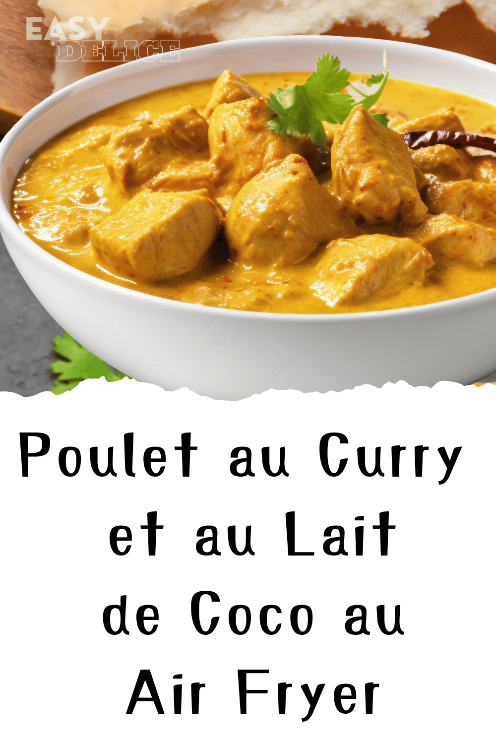 Poulet au curry et lait de coco, servi avec du riz basmati et des herbes fraîches.