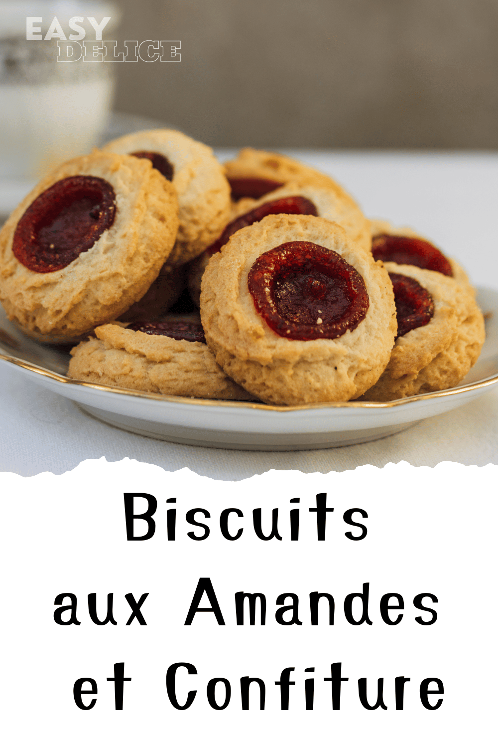 Biscuits aux amandes avec un cœur de confiture, dorés et saupoudrés de sucre glace.