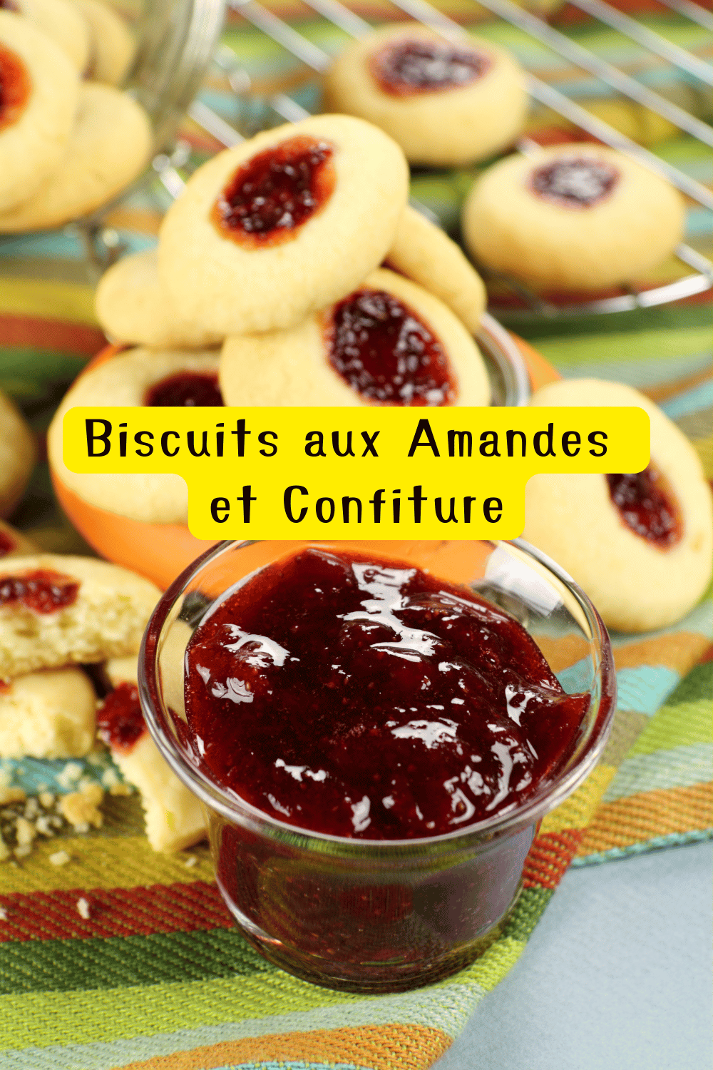 Biscuits aux amandes avec un cœur de confiture, dorés et saupoudrés de sucre glace.