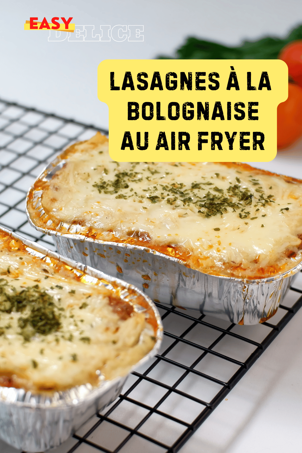 Lasagnes dorées à la bolognaise, servies dans un plat individuel avec des herbes fraîches en garniture.