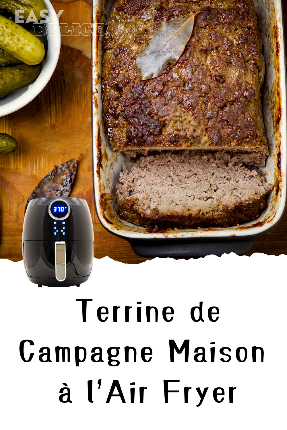 Terrine de campagne maison servie en tranches, accompagnée de cornichons et d’un bon pain.

