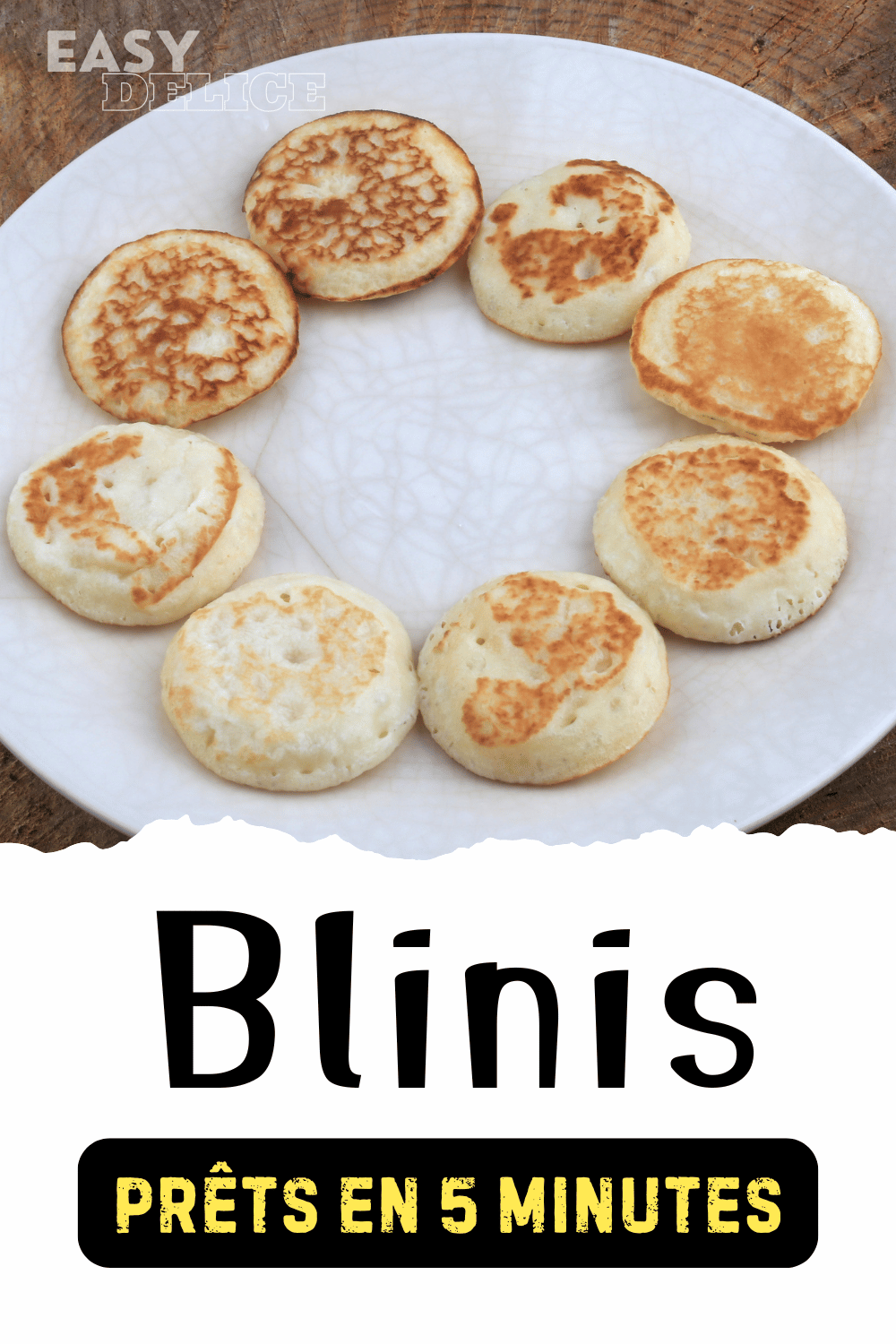 Blinis moelleux dorés et garnis de crème et saumon, prêts en 5 minutes

