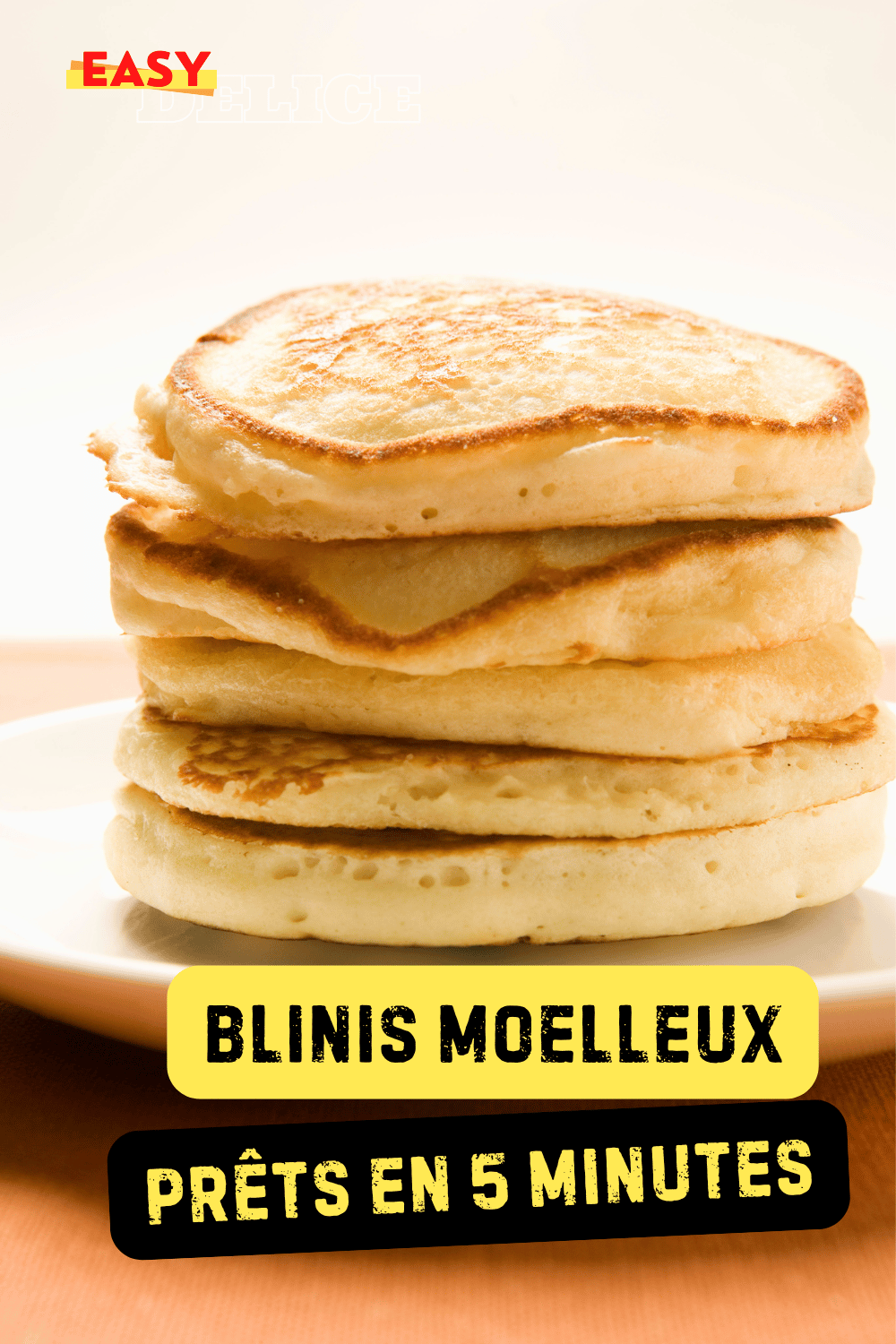 Blinis moelleux dorés et garnis de crème et saumon, prêts en 5 minutes

