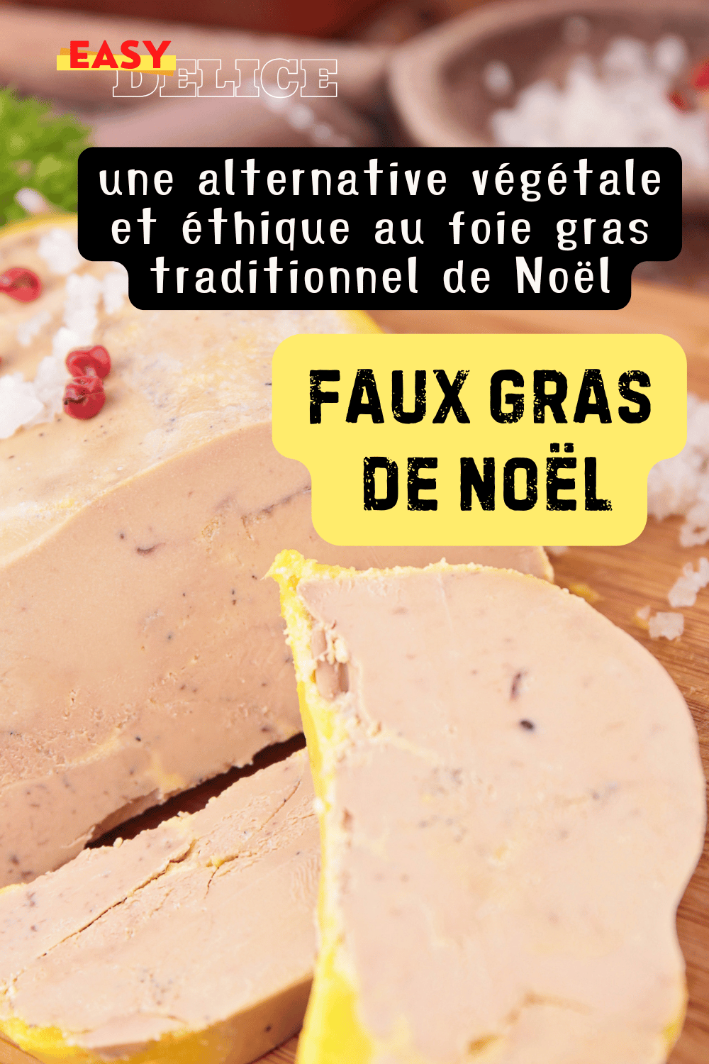 Faux gras de Noël, joliment présenté dans une terrine avec des toasts et des figues fraîches.