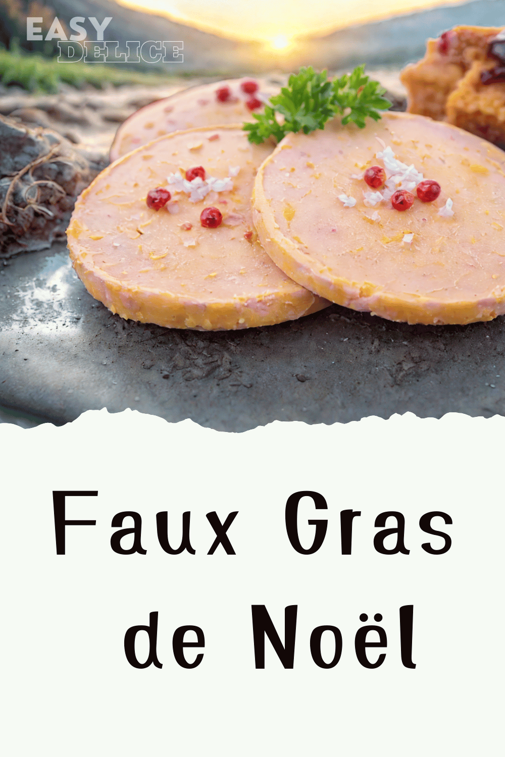 Faux gras de Noël, joliment présenté dans une terrine avec des toasts et des figues fraîches.