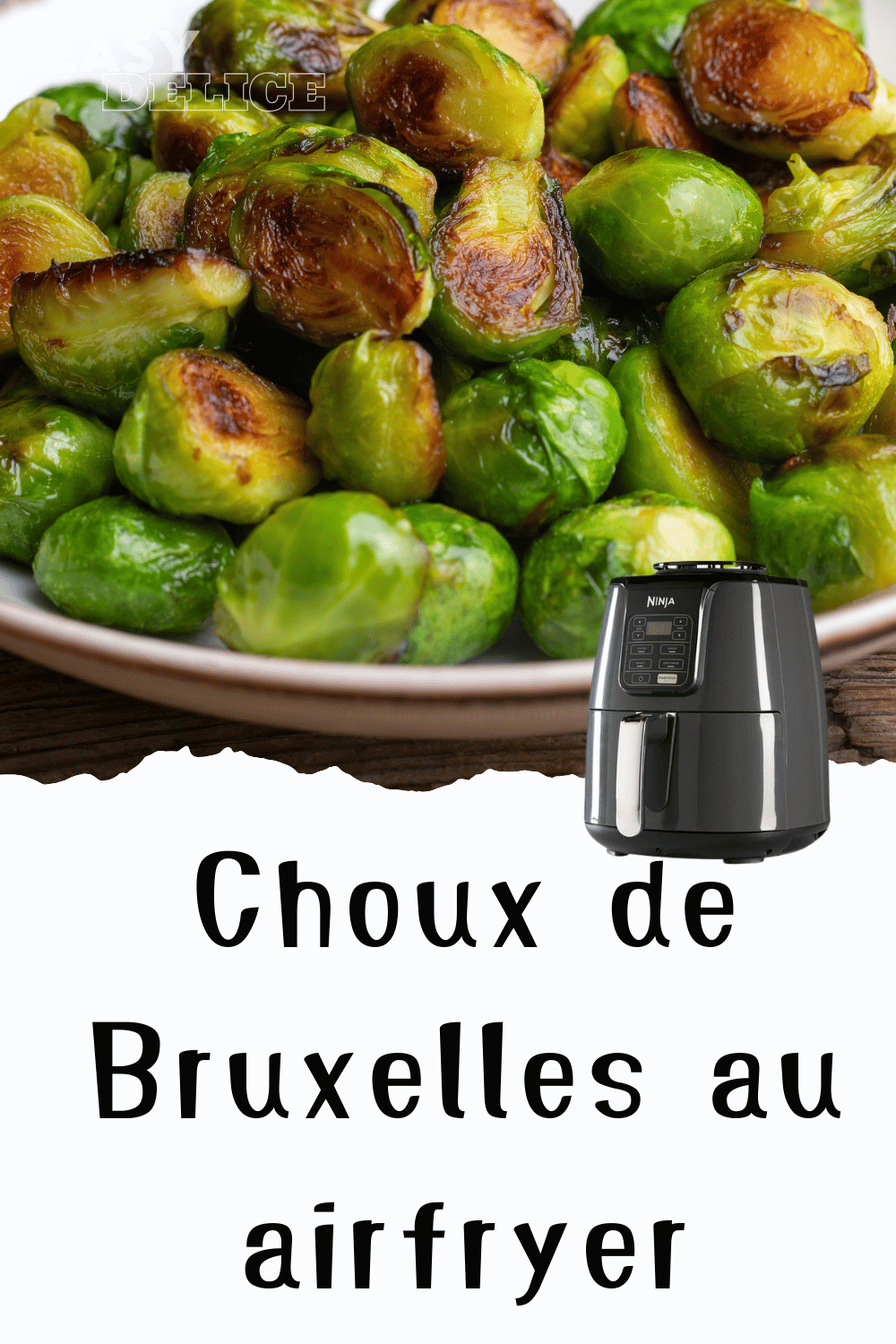 Choux de Bruxelles dorés et croustillants, servis dans une assiette avec une touche de citron.