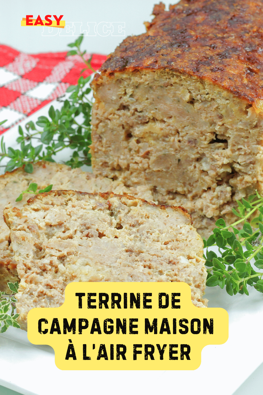 Terrine de campagne maison servie en tranches, accompagnée de cornichons et d’un bon pain.

