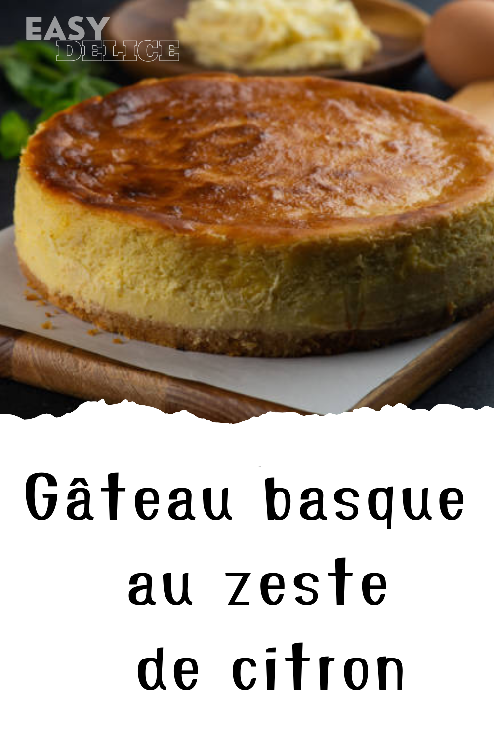 Gâteau basque doré avec une garniture crémeuse au citron, servi dans une assiette élégante.