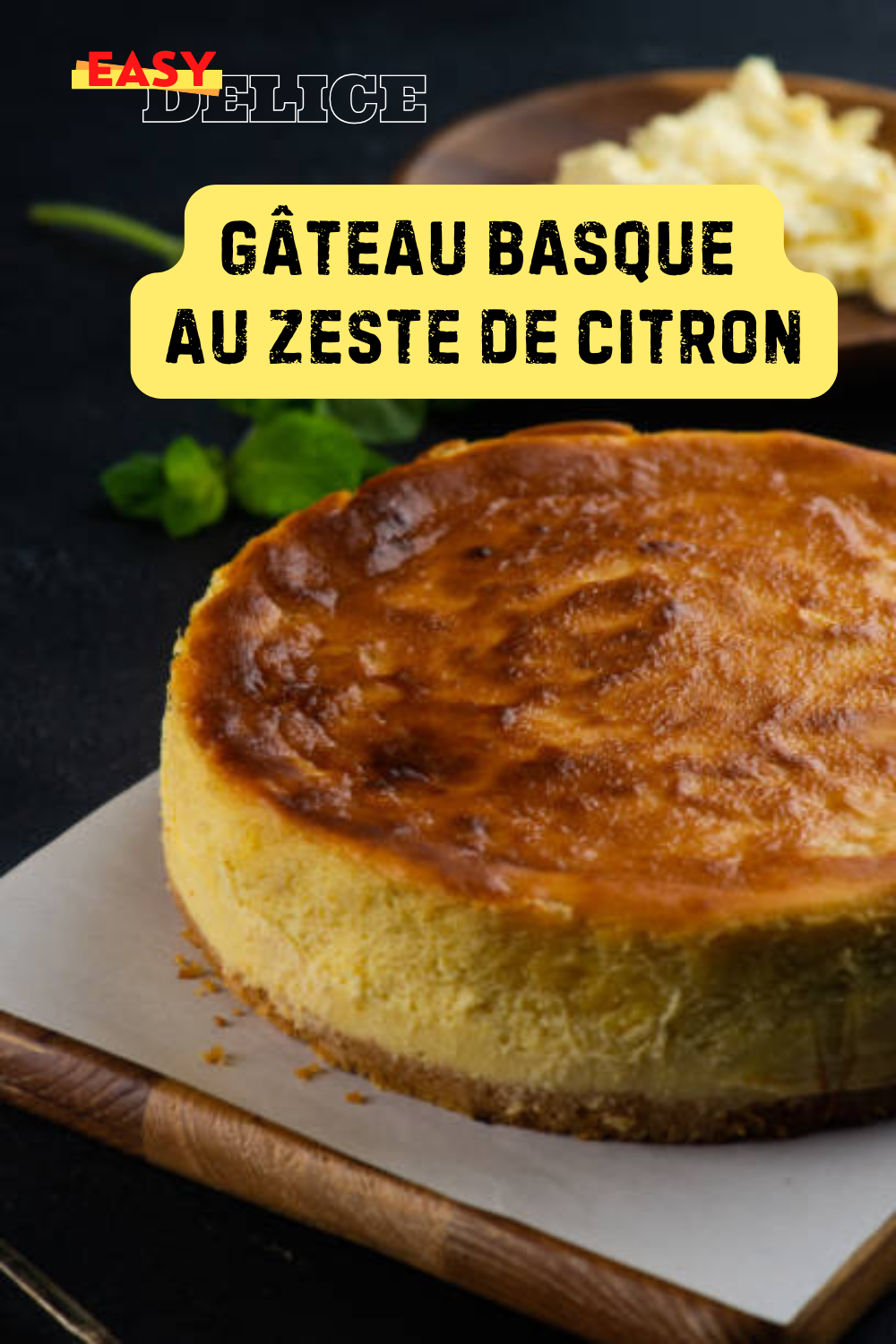 Gâteau basque doré avec une garniture crémeuse au citron, servi dans une assiette élégante.