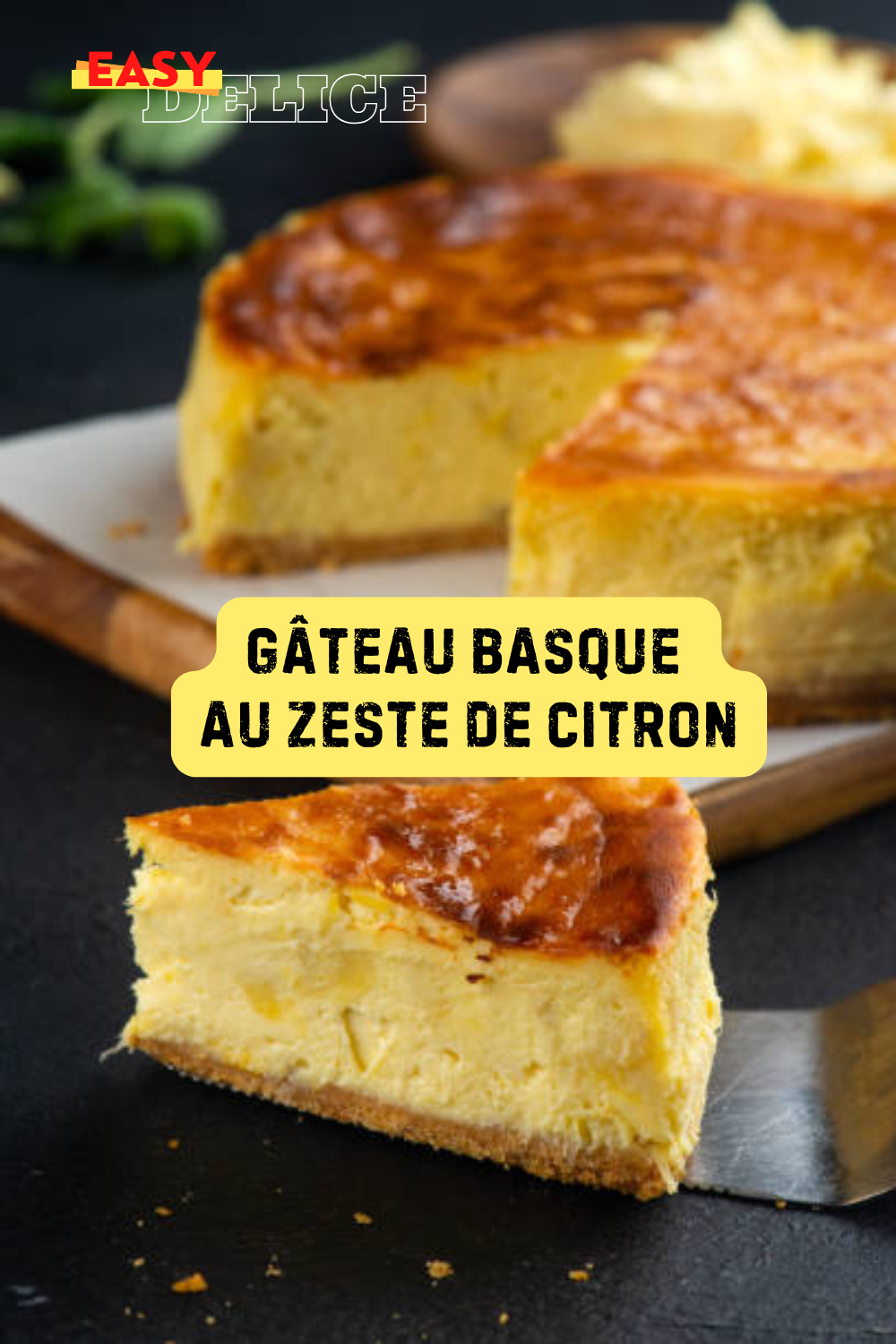 Gâteau basque doré avec une garniture crémeuse au citron, servi dans une assiette élégante.