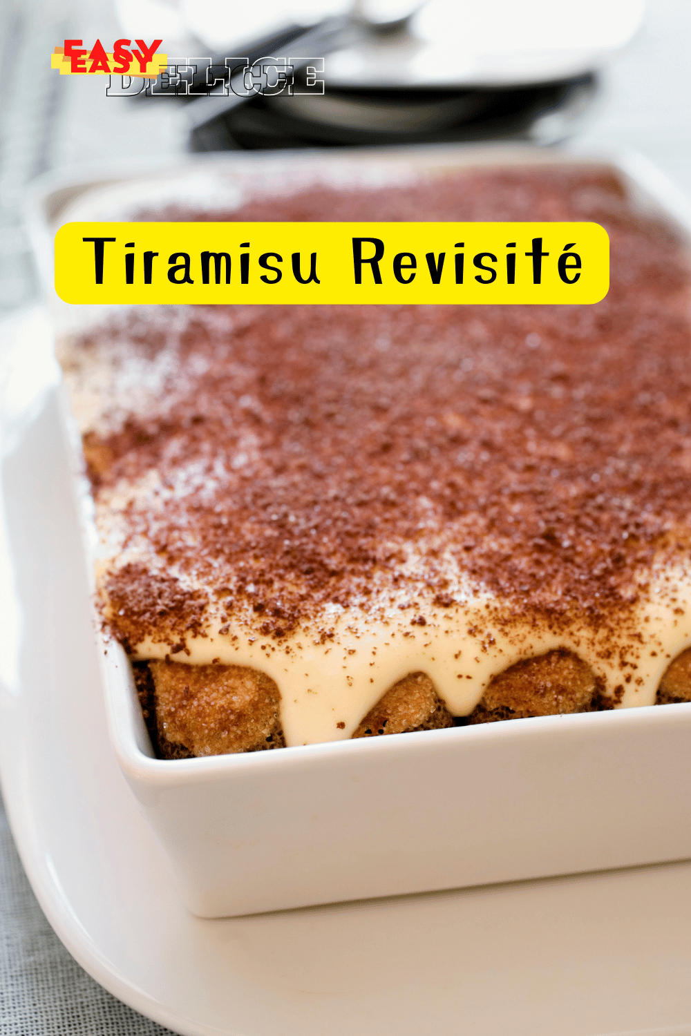 Tiramisu revisité avec des couches créatives de fruits, mascarpone et biscuits

