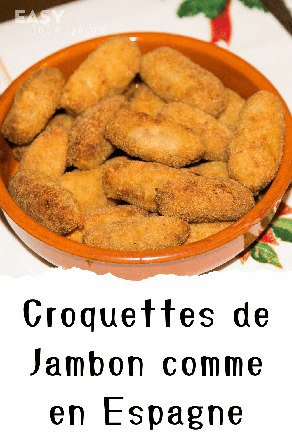 Croquettes de jambon dorées et croustillantes servies avec une sauce crémeuse