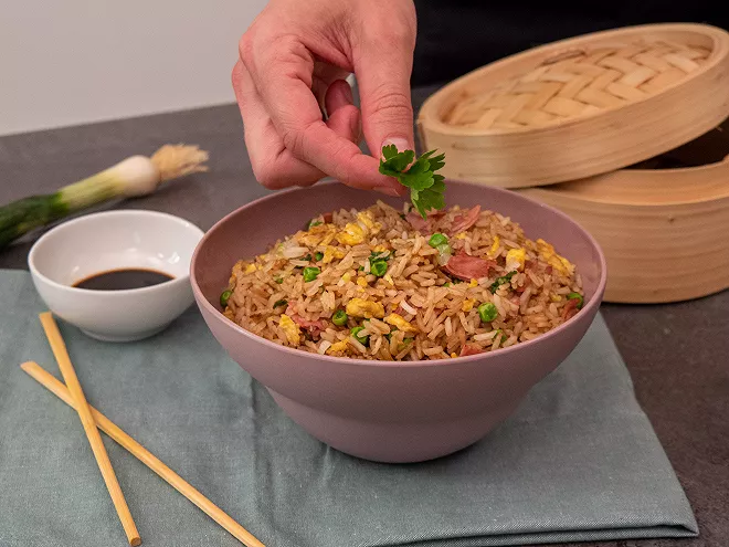 Riz cantonnais doré, garni de légumes croquants, dés de jambon, et œufs brouillés.