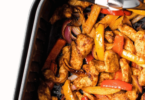 Fajitas au poulet croustillantes avec légumes grillés et tortillas.