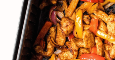 Fajitas au poulet croustillantes avec légumes grillés et tortillas.