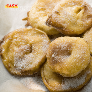 Beignets aux pommes dorés, saupoudrés de sucre glace et prêts à déguster.