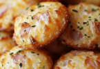 Cookies salés au parmesan et jambon, dorés et croustillants, servis sur un plateau apéritif.