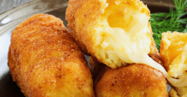 Croquettes de pommes de terre dorées et croustillantes avec un cœur de fromage fondant.