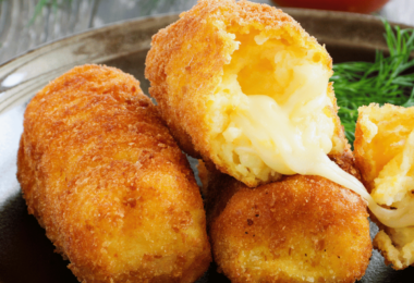 Croquettes de pommes de terre dorées et croustillantes avec un cœur de fromage fondant.