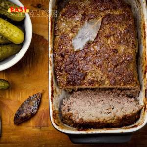 Terrine de campagne maison servie en tranches, accompagnée de cornichons et d’un bon pain.