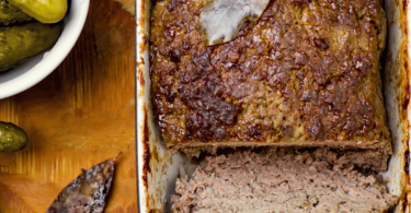 Terrine de campagne maison servie en tranches, accompagnée de cornichons et d’un bon pain.