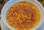 Crème brûlée à la vanille, dorée avec une croûte caramélisée, préparée au Thermomix.