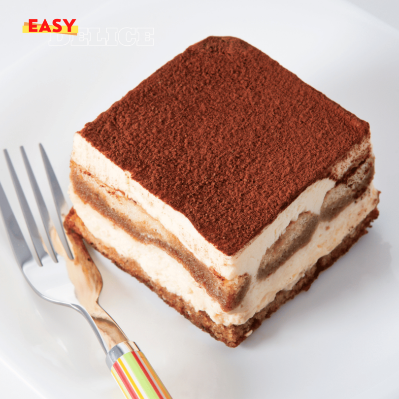 Tiramisu classique, en couches parfaites, avec une finition de cacao en poudre.